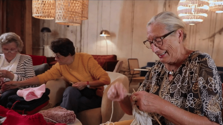 Seniors : une ligne de vêtements en tricot faite par des grands-mères