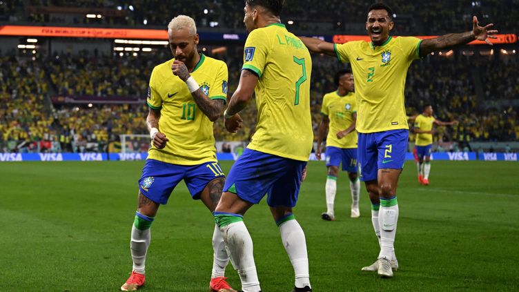 La joie de Neymar et des Brésiliens face à la Corée du Sud, le 5 décembre 2022. (PABLO PORCIUNCULA / AFP)