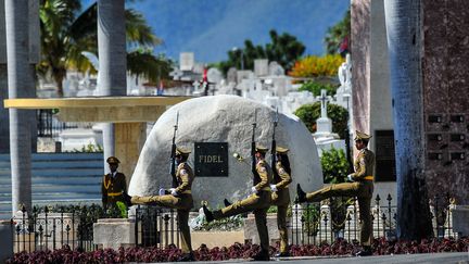 Une garde d'honneur reste au tombeau du dirigeant cubain Fidel Castro à Santiago de Cuba le 4 décembre 2016. (YAMIL LAGE / AIN)