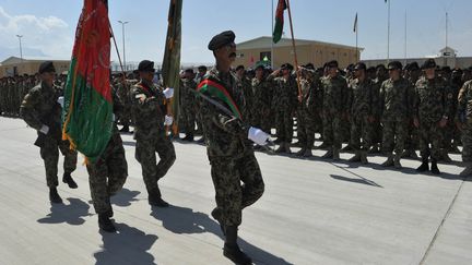 Des soldats de l'Arm&eacute;e nationale afghane sur la base militaire am&eacute;ricaine de Bagram, le 10 septembre 2012. (SHAH MARAI / AFP)