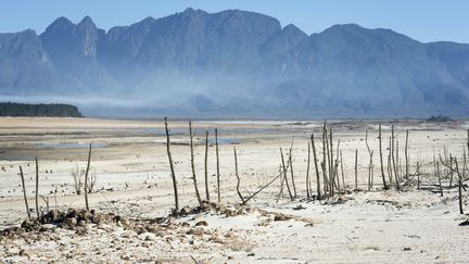 Le&nbsp;barrage de Theewaterskloof (Afrique du Sud), pratiquement asséché, le 10 mai 2017. Il fournit habituellement une grande partie de l'eau potable de&nbsp;la ville du&nbsp;Cap. (RODGER BOSCH / AFP)