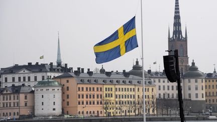 Le drapeau suèdois à&nbsp;Stockholm. (Illustration).&nbsp; (ANDERS WIKLUND / TT NEWS AGENCY)