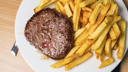 Une assiette avec un steak haché-frites. Photo d'illustration. (JEAN NICHOLAS GUILLO / MAXPPP)