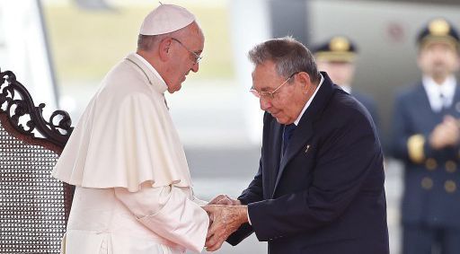 Poignée de main entre le pape François et Raoul Castro le 19 septembre 2015 à La Havane. (AFP)