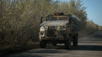 Un véhicule de l'armée ukrainienne dans la région de Donetsk, près de Kourakhove (Ukraine), le 23 octobre 2024. (ANDRE LUIS ALVES / ANADOLU / AFP)