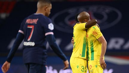 Les Nantais exultent après leur exploit au Parc des Princes contre le PSG de Kylian Mbappé ici dépité après la défaite des siens, dimanche 14 mars 2021 (29e journée de Ligue 1). (FRANCK FIFE / AFP)