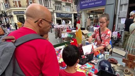 Commerce : la chasse aux bonnes affaires à la braderie de Lille (FRANCE 3)