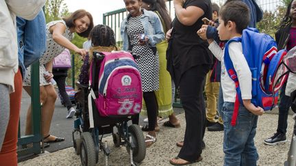 Une élève handicapée arrive dans son école. (THIERRY ZOCCOLAN / AFP)