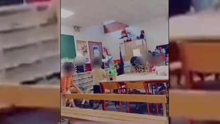 Dans une école maternelle parisienne, une fillette a été frappée par son enseignante au lendemain de la rentrée scolaire. La maîtresse a été suspendue à la demande du ministère de l'Éducation.