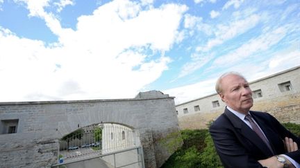 Le ministre de l'Intérieur, Brice Hortefeux, photographié au fort Montluc, le 12 août 2010 à Lyon (AFP - JEAN PIERRE CLATOT)