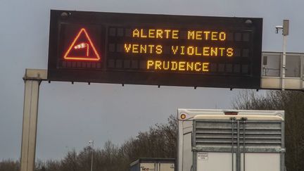 Un message d'alerte météo sur une autoroute en 2020. (photo d'illustration) (PIERRE HECKLER / MAXPPP)