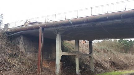 Les grands piliers qui soutiennent le pont de Rosselmont, à Petite-Rosselle (Moselle), sont dans un état inquiétant. (FARIDA NOUAR / RADIO FRANCE)