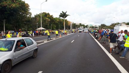 Mobilisation des "gilets jaunes" à La Réunion, avec un blocage routier dans la région&nbsp;de Saint-Denis, le 26 novembre 2018. (BENJAMIN MATHIEU / FRANCE-INFO)