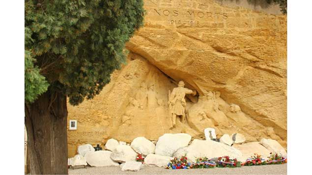 &nbsp; (Une photographie de Christine Peyrouse, qui a répondu à l'appel lancé par le festival d'Arles (ici, le monument aux morts de Salon-de-Provence). © Christine Peyrouse / Rencontres d'Arles)