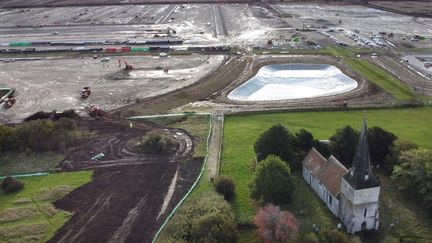 Une vue aérienne de l'immense chantier de zone douanière pour poids lourds près de l'autoroute M20, à&nbsp;Ashford (Kent - Angleterre). (BEN STANSALL / AFP)