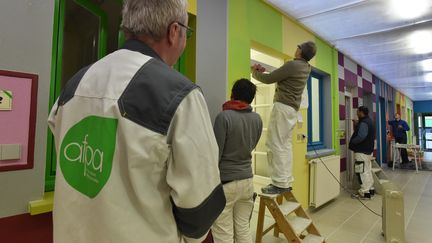 Formation de peintres en bâtiment à l'Afpa de Morlaix (Finistère). (MAXPPP)