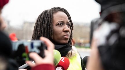 L'une des figures des "gilets jaunes", Priscillia Ludosky, interviewée lors d'une manifestation à Paris, le 20 janvier 2019. (LAURE BOYER / HANS LUCAS / AFP)