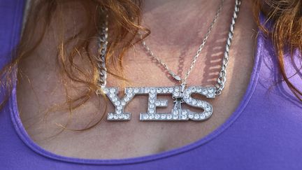 YES - Une partisante du "oui" affiche son opinion au sujet de l'in&eacute;pendance de l'Ecosse en portant un collier sans &eacute;quivoque &agrave; Edimbourgh (Ecosse), le 10 septembre 2014. (PAUL HACKETT / REUTERS)