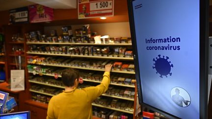 Dans un bureau de tabac de&nbsp;Hede-Bazouges (Ille-et-Vilaine), le 20 mars 2020. (DAMIEN MEYER / AFP)