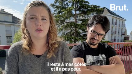 Ce couple de schizophrènes s’est rencontré il y a plus de 5 mois. A terme, ils prévoient de s'installer ensemble et fonder leur famille. Brut les a rencontrés pour découvrir leur quotidien.