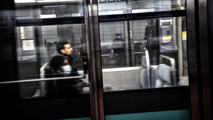 Dans une station du métro parisien, le 4 mai 2020 (images d'illustration). (CHRISTOPHE ARCHAMBAULT / AFP)