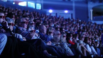 Les spectateurs d'un film en relief. (KENZO TRIBOUILLARD / AFP)