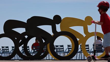 Un enfant regarde le logo de cyclistes&nbsp; du Tour de France à Nice (Alpes-Maritimes). Photo d'illustration.&nbsp;
 (AFP)