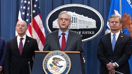 Le procureur général américain, Merrick Garland, lors d'une conférence de presse, avec le ministre de la Sécurité intérieure, Alejandro Mayorkas, à gauche, et le directeur du FBI, Christopher Wray, à droite, le 6 décembre 2023 à Washington. (MICHAEL REYNOLDS / MAXPPP)