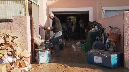 Un sinistré des inondations à Béziers (Hérault) fait le ménage chez lui.&nbsp; (France 2)