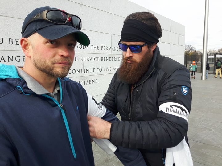 A droite,&nbsp;Mark Sanderson, cofondateur de l'association Veteransrespond, près du Mémorial des soldats blessés (RADIO FRANCE / GRÉGOIRE LECALOT)