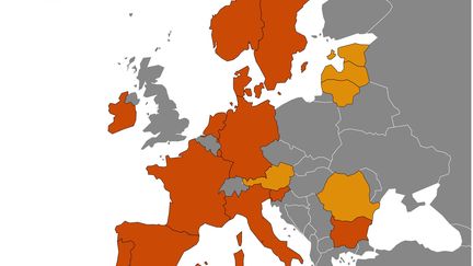 Une quinzaine de pays, dont l'Allemagne, la France et l'Italie, ont suspendu par précaution l'utilisation du vaccin AstraZeneca contre le Covid-19, lundi 15 mars. (FRANCEINFO)