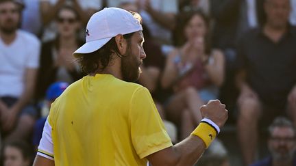 Lucas Pouille lors de sa victoire contre Jurij Rodionov au 1er tour de Roland-Garros, le 28 mai 2023. (EMMANUEL DUNAND / AFP)