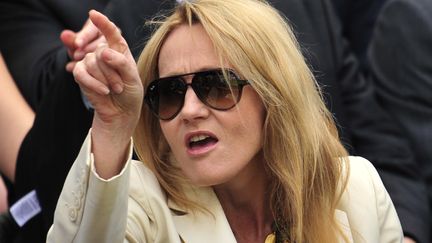 L'auteure de la saga "Harry Potter", J.K. Rowling, dans les tribunes de Wimbledon&nbsp;(Royaume-Uni), en juin 2012. (GLYN KIRK / AFP)