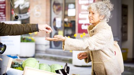 Faire des économies, et participer à tout ce qui est bon pour la planète, c'est aussi ne plus gaspiller nos denrées alimentaires. (Illustration) (JAG IMAGES / IMAGE SOURCE / GETTY IMAGES)