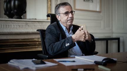 Pierre Hurmic, le maire de Bordeaux, dans son bureau, le 13 juillet 2020. Photo d'illustration. (PHILIPPE LOPEZ / AFP)