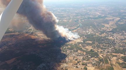 Un violent incendie s’est déclaré à Aubais (Gard) ce dimanche 31 juillet. (Capture d’écran Twitter/pompiers du Gard)