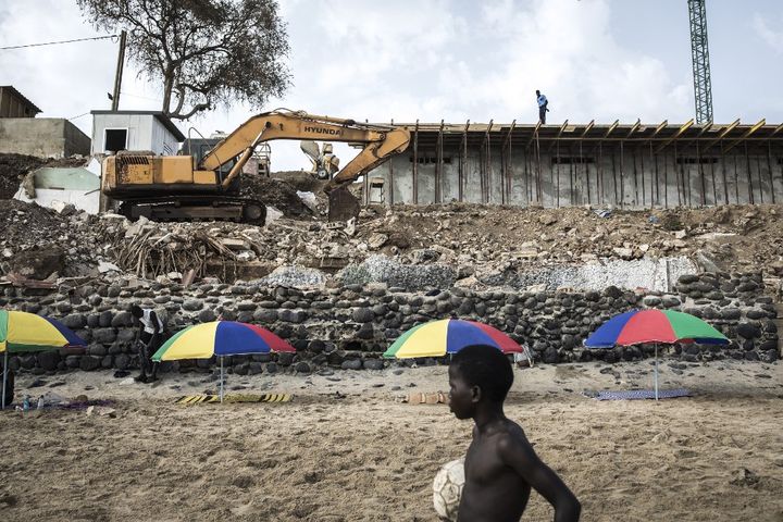 Le 27 juin 2020, un enfant joue sur la plage des Mamelles, au pied d'un chantier de construction. (JOHN WESSELS / AFP)