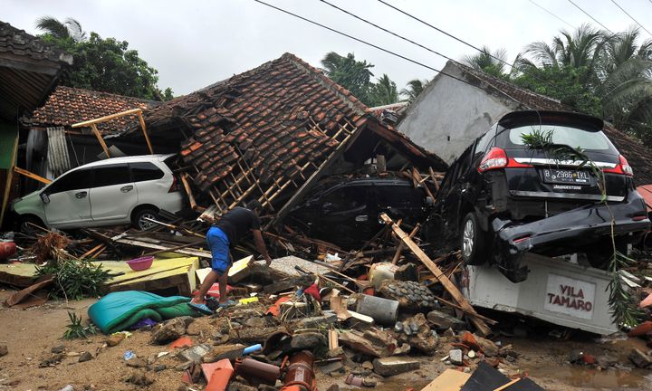 Un habitant de Carita (Indonésie) fouille les décombres après un tsunami, le 23 décembre 2018. (ANTARA FOTO AGENCY / REUTERS)