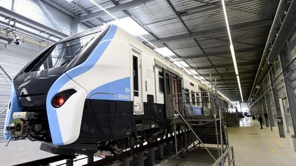 Présentation du nouveau train-tram fourni par Alstom à la région Île-de-France, le 18 septembre 2020 à Petite-Forêt, dans le Nord (FRANCOIS LO PRESTI / AFP)