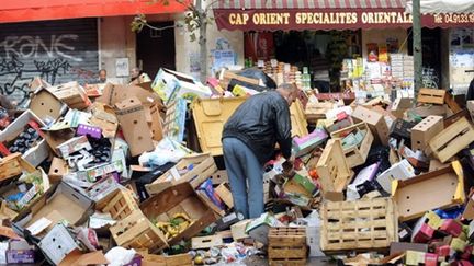 Une rue du centre ville de Marseille où jonchent des déchets. (© AFP)