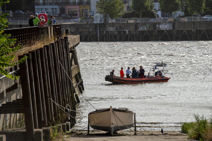 Un bateau de la police&nbsp;à proximité du lieu où a été découvert, à Nantes le 29 juillet 2019, un corps identifié le lendemain comme étant celui de Steve Maia Caniço. (MAXPPP)