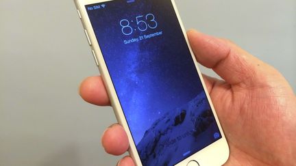 Le dernier smartphone d'Apple, l'iPhone 6, pr&eacute;sent&eacute; &agrave; Hong Kong (Chine), le 21 septembre 2014. (MARTIN LAW / SIPA)