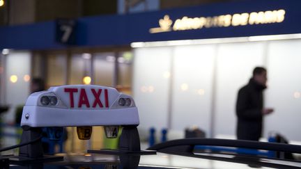 Un taxi devant l'aéroport de Roissy Charles de Gaulle, en janvier 2016. (KENZO TRIBOUILLARD / AFP)