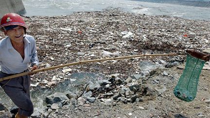 Près de trois tonnes de déchets sont ramassés quotidiennement autour du barrage (archives). (AFP PHOTO (CHINA OUT))