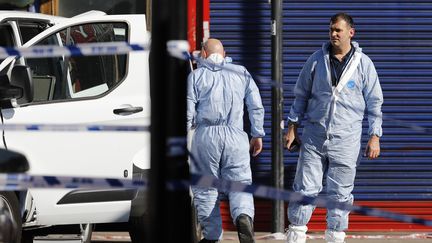 Cette camionnette a fauché des piétons dans la nuit de dimanche à lundi près d'une mosquée du nord de Londres.&nbsp; (TOLGA AKMEN / AFP)