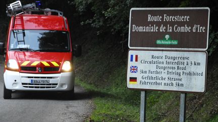 Un camion de pompiers se dirige vers le lieu o&ugrave; s'est produite la tuerie de Chevaline (Haute-Savoie), le 5 septembre 2012. (JEAN-PIERRE CLATOT / AFP)