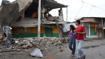 Deux personnes réalisent l'ampleur des dégâts dans les rues de Pedernales. La secousse a atteint une magnitude de 7,8, sur&nbsp;l'échelle de Richter. (JOSE JACOME / SIPA)