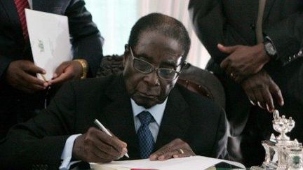 Harare, capitale du Zimbabwe, le 22 mai 2013: le président Robert Mugabe promulgue le projet de Constitution. ( AFP / PHOTO JEKESAI NJIKIZANA)