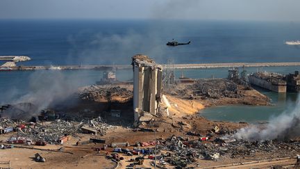 Le port de Beyrouth (Liban), le lendemain&nbsp;des deux explosions, le 5 août 2020.&nbsp; (STR / AFP)