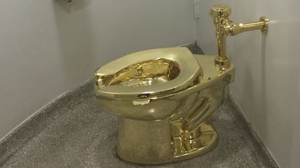 "America", de Maurizio Cattelan : ces toilettes en or tout à fait opérationnelles ont servi au public du Guggenheim pendant des mois. L'artiste a proposé de le prêter à la Maison Blanche, qui voulait emprunter un Van Gogh
 (William Ewards / AFP)